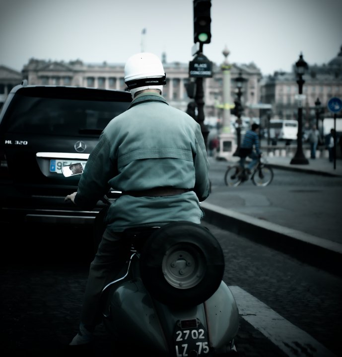 paris - place de la concorde - scooter - vespa - alexandre nicolas - vakn